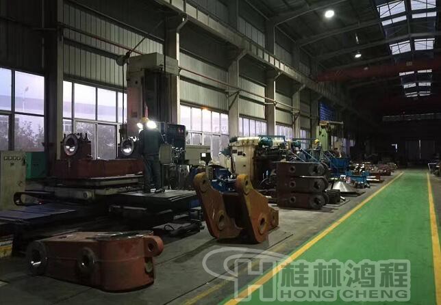 桂林鴻程磨粉機(jī)車(chē)間加班現(xiàn)場(chǎng) 