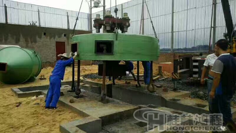 烈日下桂林鴻程磨粉機(jī)安裝團(tuán)隊(duì)正在為客戶安裝主機(jī) 烈日下桂林鴻程磨粉機(jī)安裝團(tuán)隊(duì)正在為客戶安裝主機(jī)