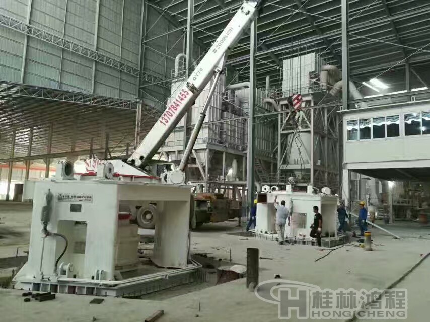 桂林鴻程磨粉機(jī)安裝團(tuán)隊(duì)對(duì)磨粉機(jī)主機(jī)底座吊裝安裝 桂林鴻程磨粉機(jī)安裝團(tuán)隊(duì)對(duì)磨粉機(jī)主機(jī)底座吊裝安裝