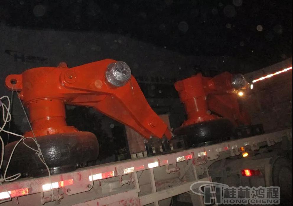 HLMX1700超細(xì)立磨發(fā)貨現(xiàn)場-超細(xì)立磨機(jī)大磨輥裝車 HLMX1700超細(xì)立磨發(fā)貨現(xiàn)場-超細(xì)立磨機(jī)大磨輥裝車