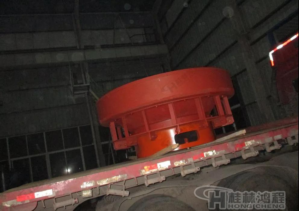 HLMX1700超細(xì)立磨發(fā)貨現(xiàn)場-超細(xì)立磨機(jī)大磨輥裝車 HLMX1700超細(xì)立磨發(fā)貨現(xiàn)場-超細(xì)立磨機(jī)大磨輥裝車