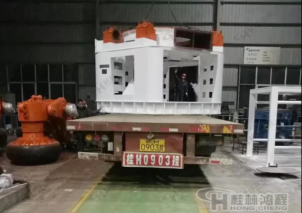 HLMX1700超細(xì)立磨發(fā)貨現(xiàn)場-超細(xì)立磨機(jī)主機(jī)磨輥裝車 HLMX1700超細(xì)立磨發(fā)貨現(xiàn)場-超細(xì)立磨機(jī)主機(jī)磨輥裝車