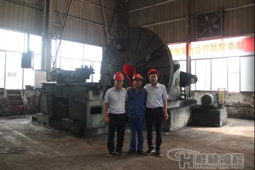 桂林鴻程磨粉機生產(chǎn)設(shè)備1-01落地車床光榮退休 桂林鴻程磨粉機設(shè)備1-01落地車床光榮退休