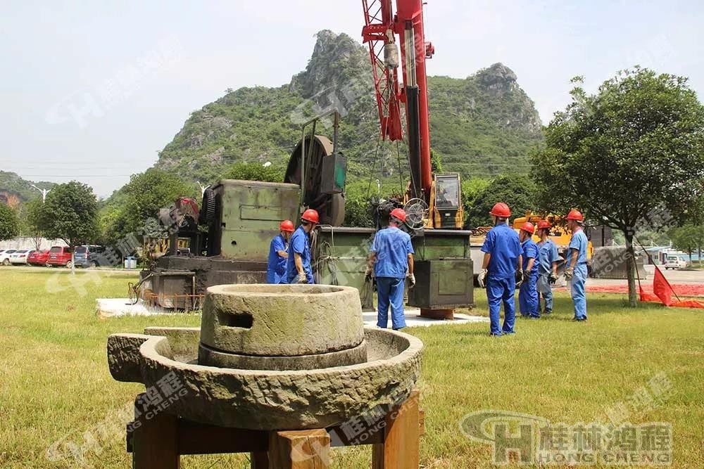 桂林鴻程磨粉機生產(chǎn)設(shè)備1-01落地車床光榮退休 桂林鴻程磨粉機設(shè)備1-01落地車床光榮退休