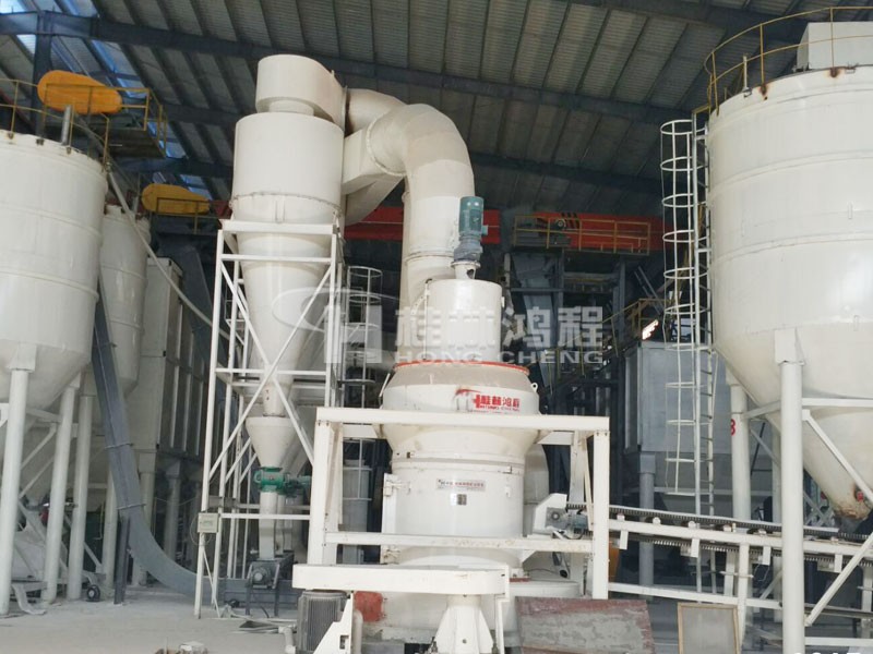 廣西某玻璃廠(chǎng) 250目石油焦磨粉機(jī) HC1700擺式磨粉機(jī)設(shè)備現(xiàn)場(chǎng)