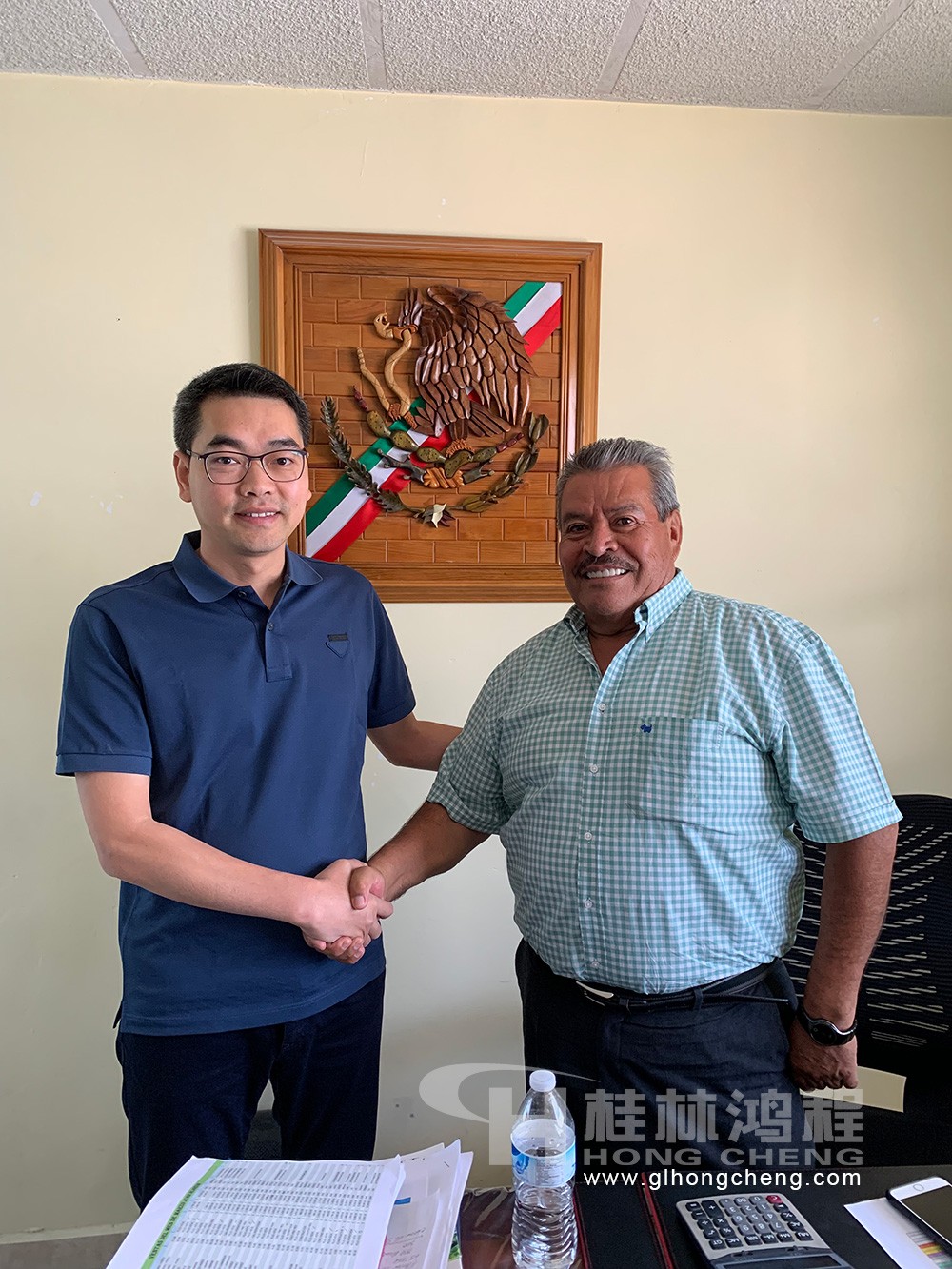 中國磨粉機(jī)廠家桂桂林鴻程總經(jīng)理容棟國與客戶合影 中國磨粉機(jī)廠家桂桂林鴻程總經(jīng)理容棟國與客戶合影