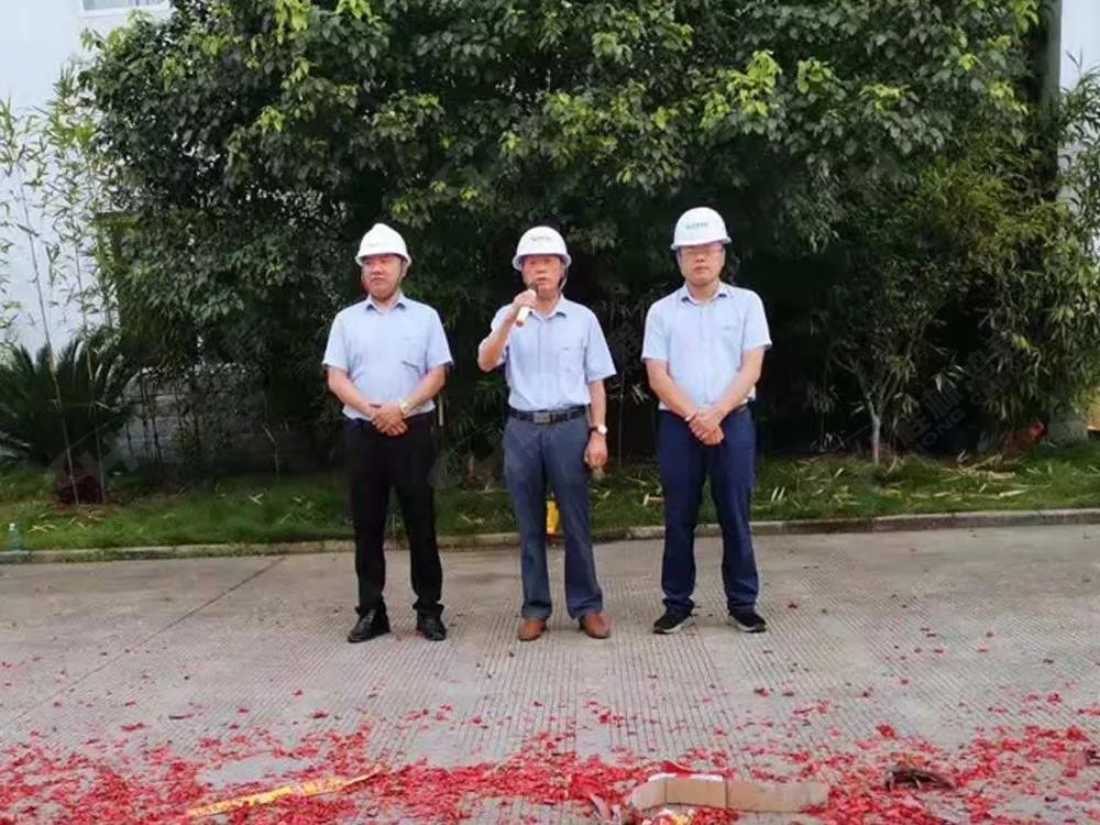 桂林鴻程董事長容平勛發(fā)表致辭桂林鴻程機(jī)電設(shè)備有限公司廠區(qū)2#生產(chǎn)廠房開工大吉！