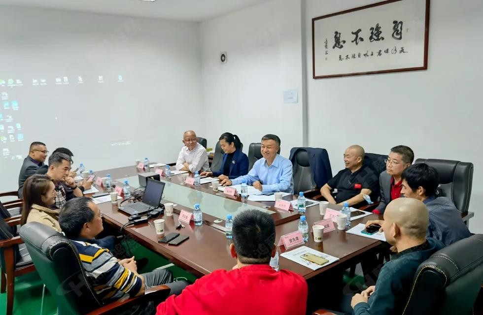 歡迎廣西塑料行業(yè)協(xié)會一行蒞臨桂林鴻程礦山機械廠參觀指導(dǎo)！