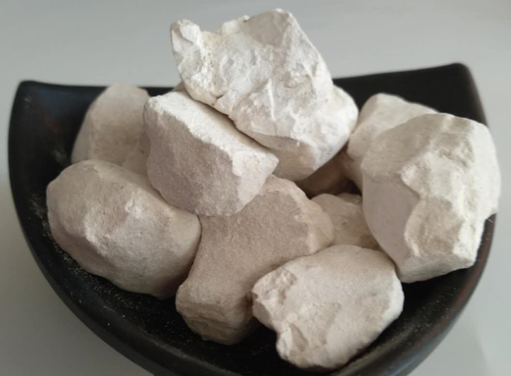 生石灰燒完還要磨粉嗎？生石灰塊磨粉機(jī)