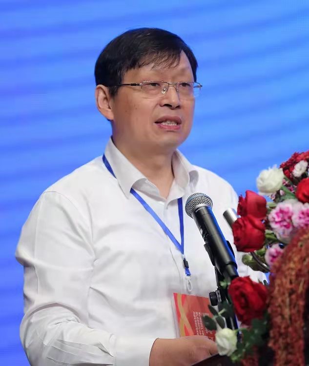 廣西大學(xué)校長助理、廣西碳酸鈣產(chǎn)業(yè)化工程院常務(wù)副院長、廣西碳酸鈣行業(yè)協(xié)會會長童張法圖片來源：廣西碳酸鈣產(chǎn)業(yè)化工程院